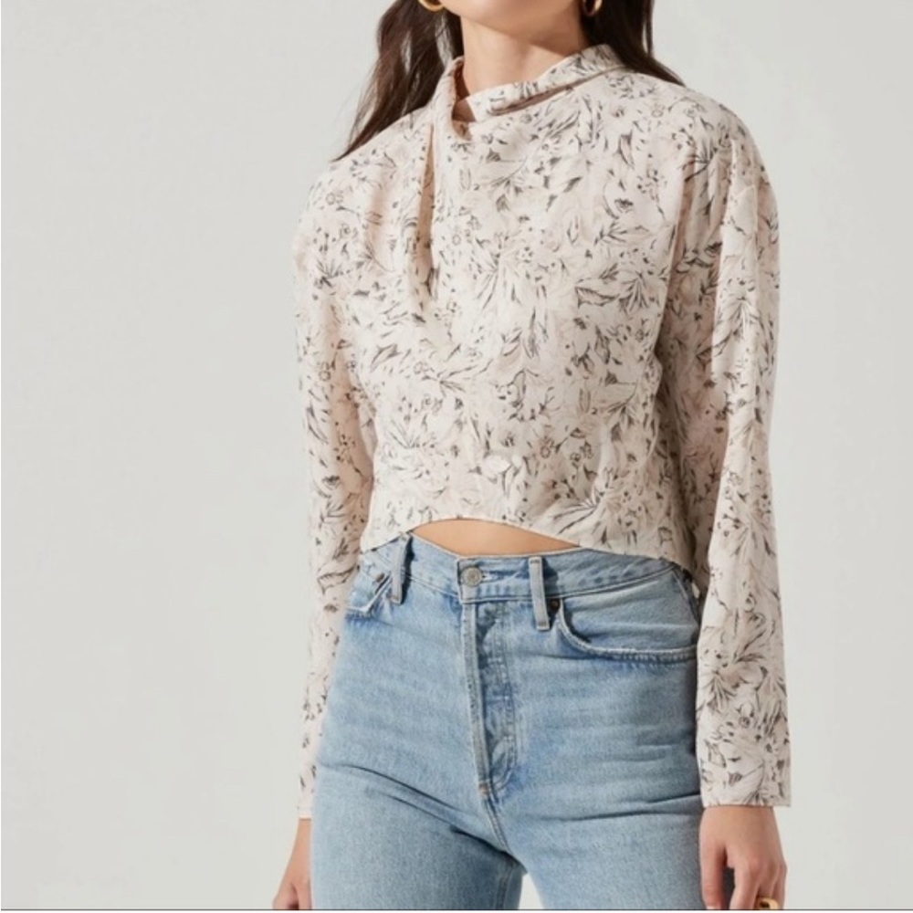 NWOT ASTR The Label Off White Sketch Long Sleeve Drape Tie Back Top Size M